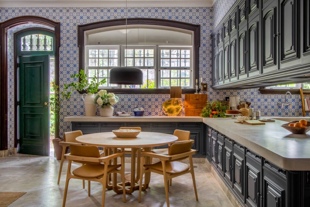 cozinha mesa redonda azulejo português casacor rio provençal