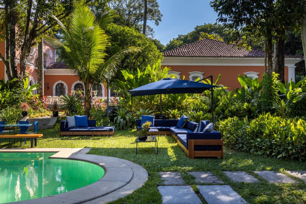 jardim piscina sofá ombrelone casacor rio cafe