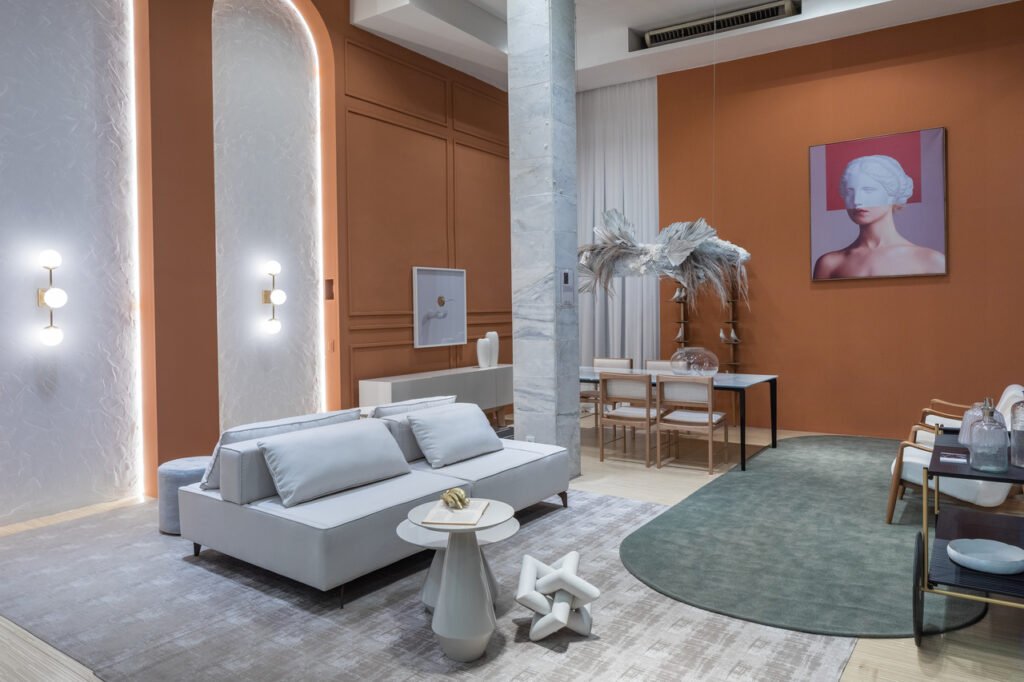 sala parede tom terroso relato arquiteto laranja sofá tapete